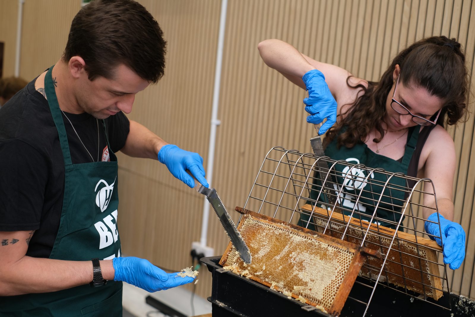 Uncapping a honeycomb frame by the extractor