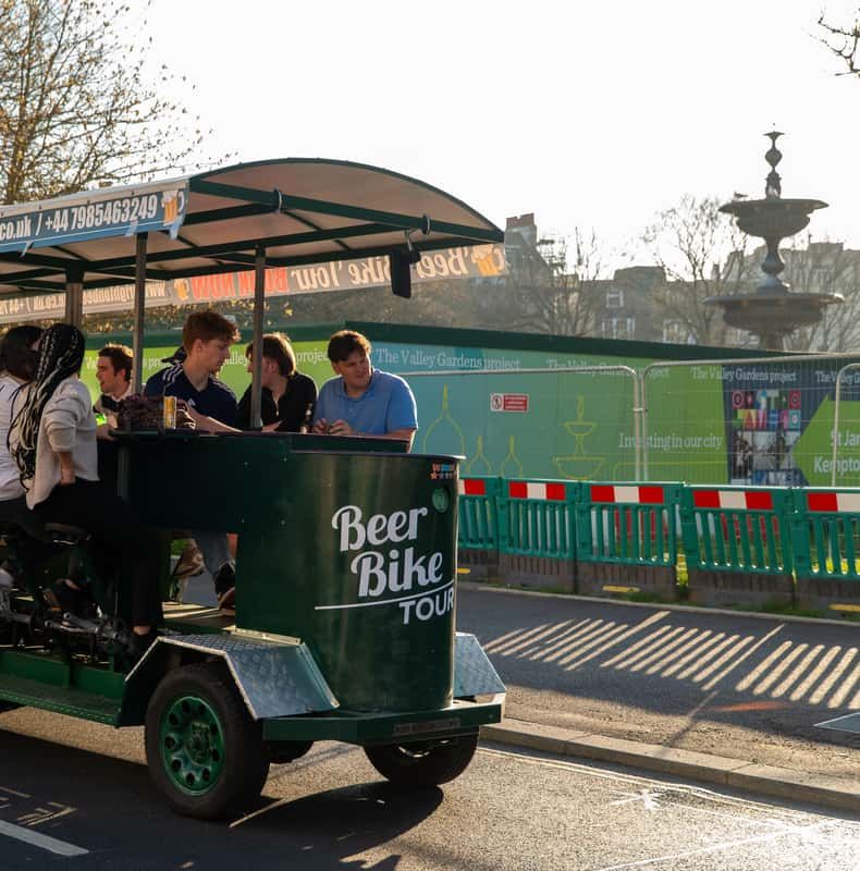 Brighton: Beer Bike Ride with Drinks and Music