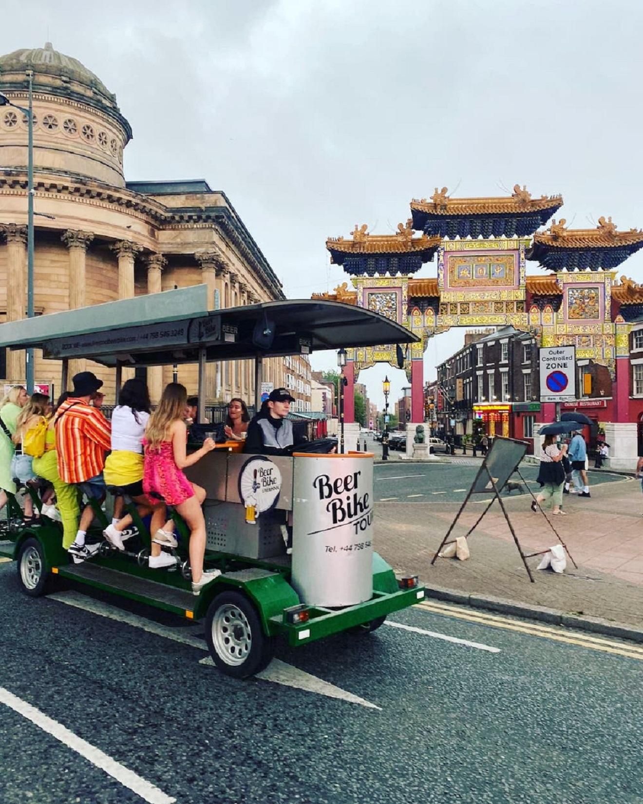 Liverpool: Beer Bike Tour with Drinks and Music